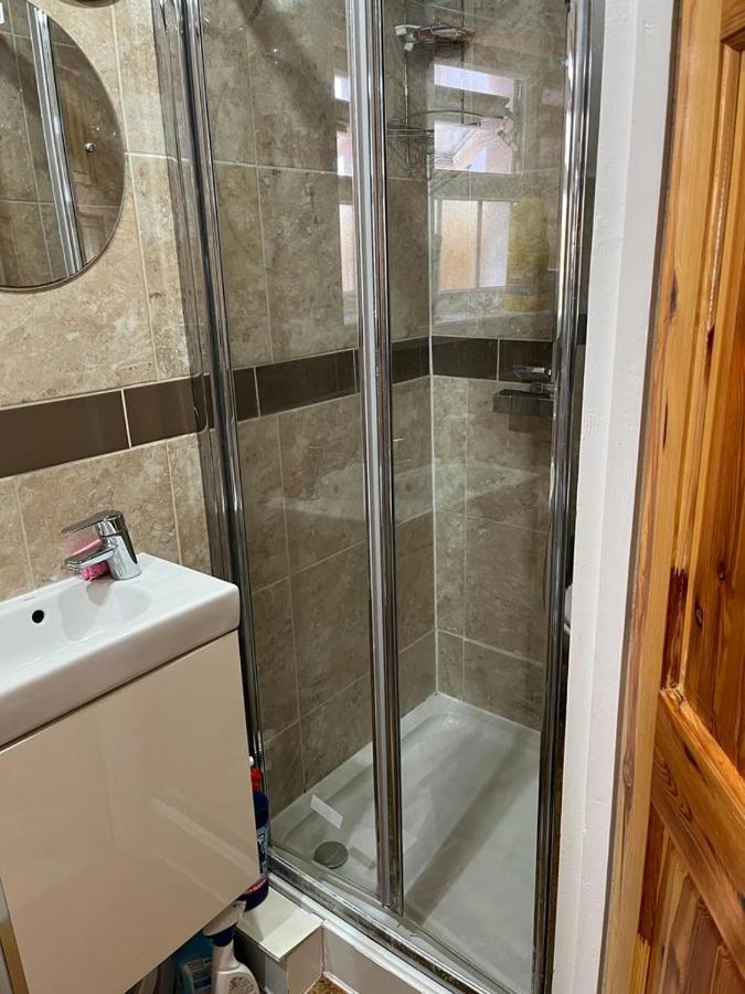 Large Double Bedroom With Free On Site Parking Kingston upon Thames  Exterior photo